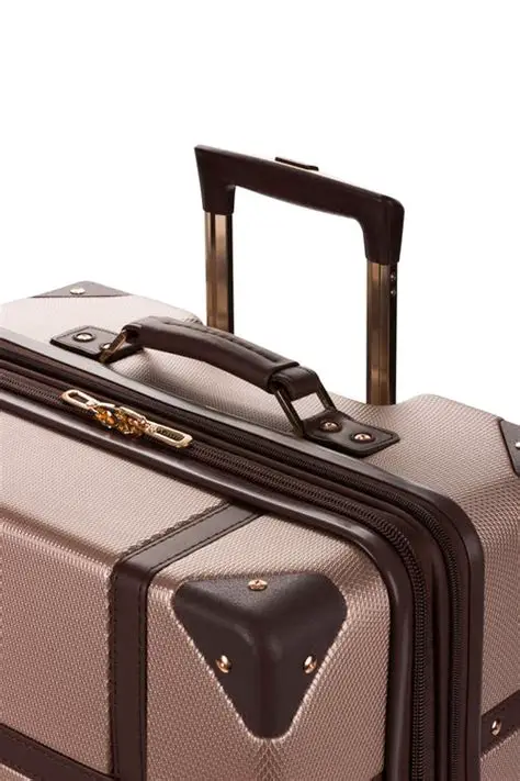 Expanding Our Options: Reviewing the SWISSGEAR 7739 19″ Expandable Trunk